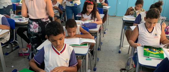 Alunos recebem exemplar da Constituição em Miúdos .jpeg